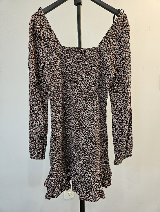West Of Melrose Dresses & Skirts - West of Melrose Garden Party Smocked Ruffle Hem. Size M
